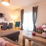 M&m 1 Apartment *